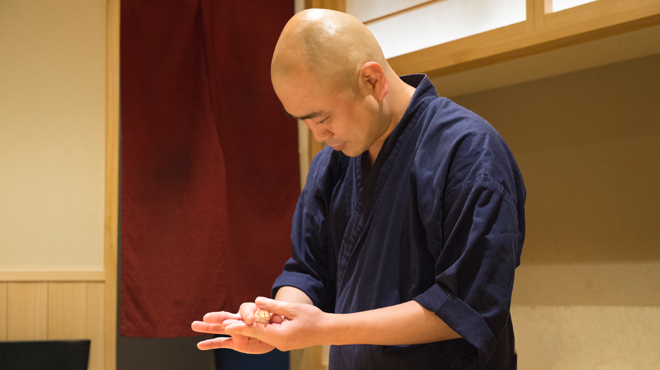 大廚捏壽司的樣子