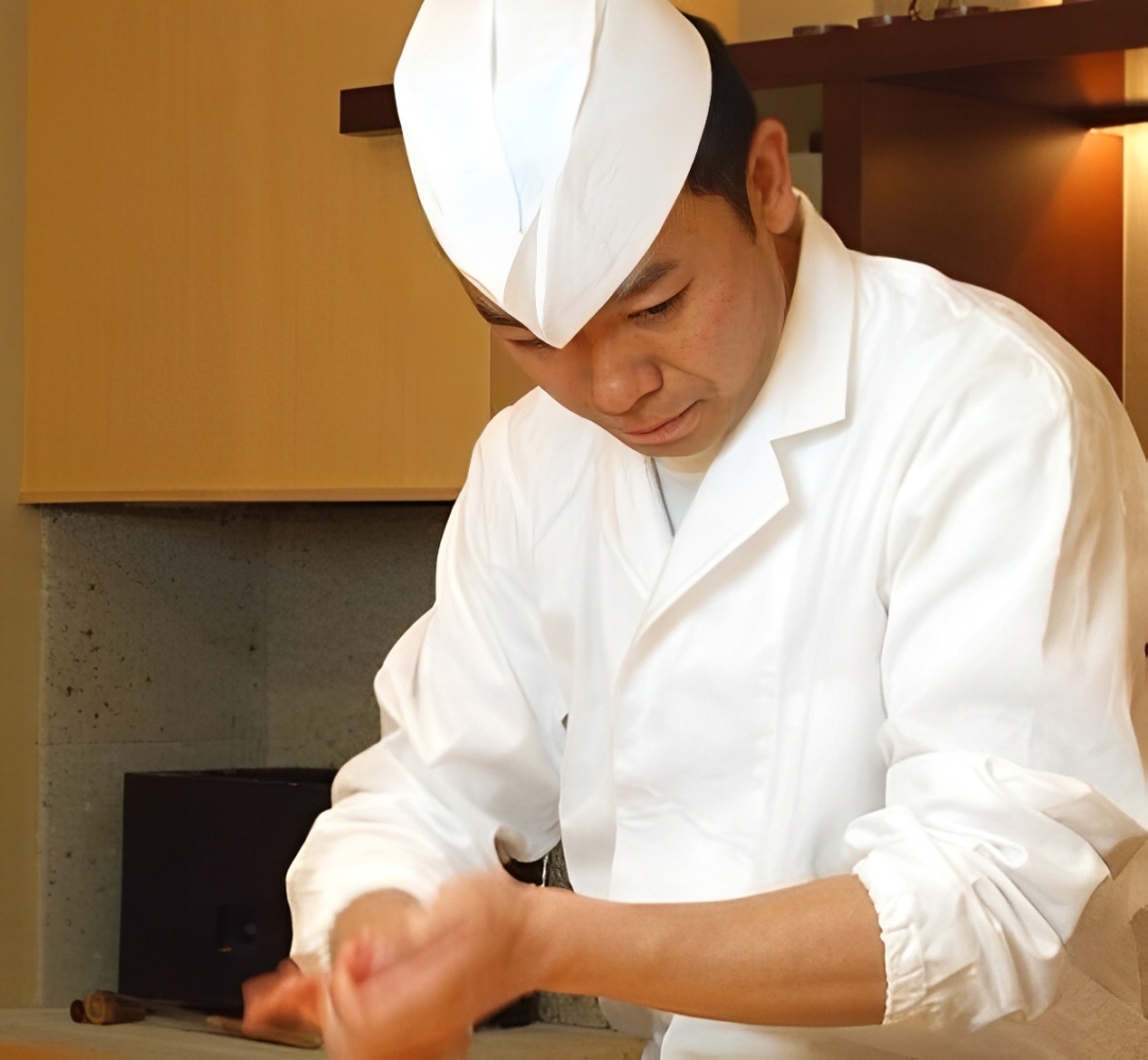 正在捏壽司的大廚